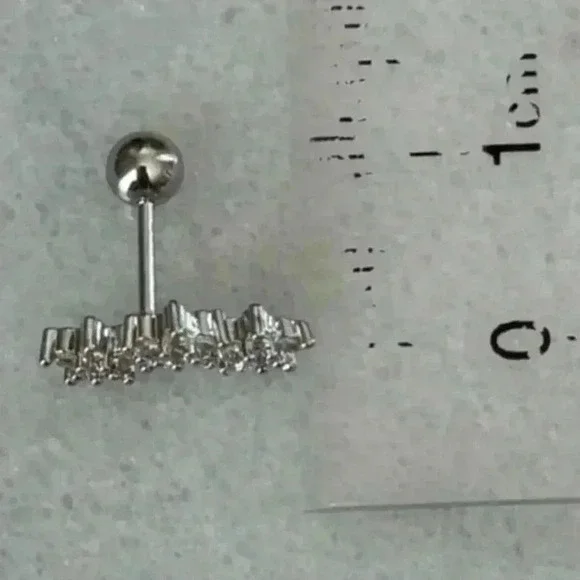 Silver Flower Arch Crystal Flower Cartilage Earring
Brand New - Picture 2 of 4